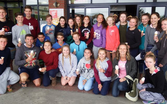 Nog â€˜n groot groep vakansiegangers was die Landloopspan van Stellenberg HoÃ«rskool in Durbanville wat Gansbaai Wimpy se roomyse terdeÃ« geniet het, ingesluit hulle afrigter, Elvin van Zyl, voor 2de van links. â€œBaie dankie vir die groepfoto. Ons het die naweek baie geniet en sal julle beslis weer besoek,â€ - Elvin van Zyl.